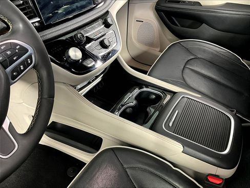 Used 2023 Chrysler Pacifica Limited w/ Uconnect Theater Family Group AWD/4WD image 16