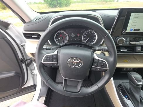 Used 2023 Toyota Highlander XLE AWD/4WD image 25