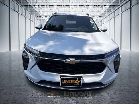 Used 2026 Chevrolet Trax LT FWD image 2