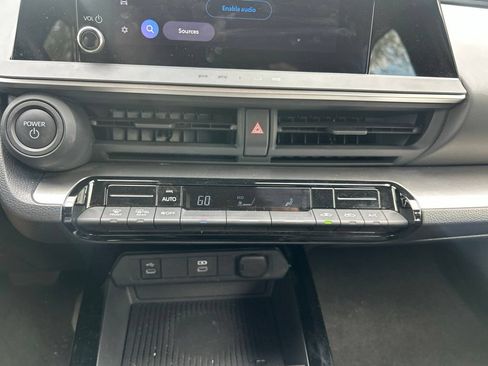 Used 2025 Toyota Prius LE FWD image 26