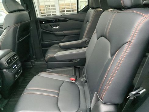 Used 2025 Honda Pilot TrailSport image 13