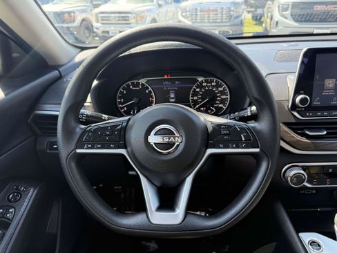 Used 2024 Nissan Altima 2.5 SV FWD image 11