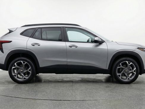 Used 2025 Chevrolet Trax LT FWD image 11