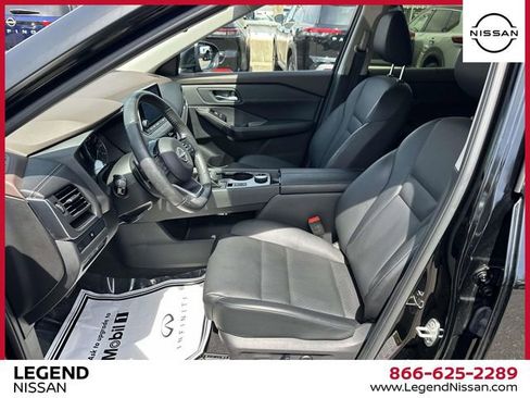 Used 2023 Nissan Rogue SV w/ SV Premium B Package image 15