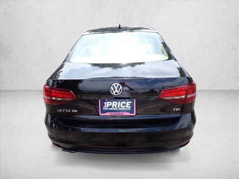 Used 2017 Volkswagen Jetta SE FWD image 3