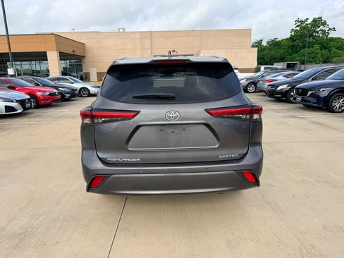 Used 2021 Toyota Highlander Limited FWD image 5