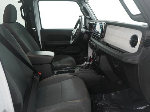 Used 2024 Jeep Wrangler Sahara image 12