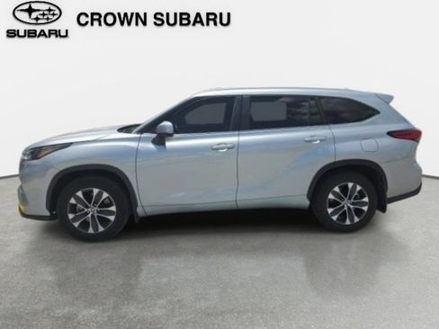 Used 2023 Toyota Highlander XLE FWD image 2