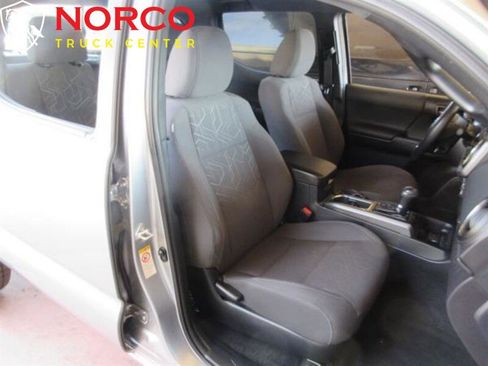 Used 2018 Toyota Tacoma TRD Sport w/ Technology Package image 17