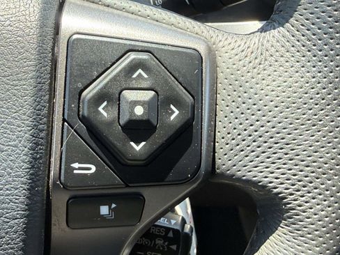 Used 2018 Toyota Tacoma SR5 RWD image 12