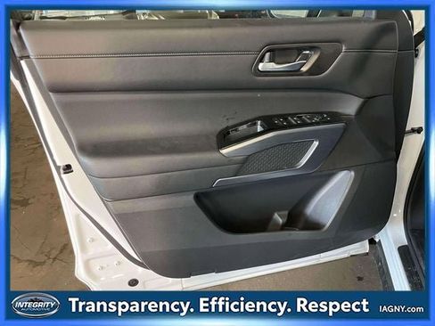 Used 2025 Nissan Pathfinder SL AWD/4WD image 18