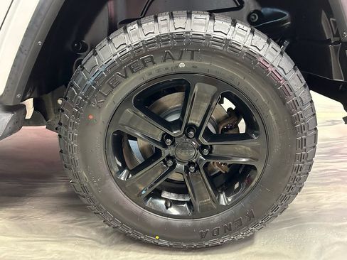 Used 2018 Jeep Wrangler Unlimited Sahara AWD/4WD image 24
