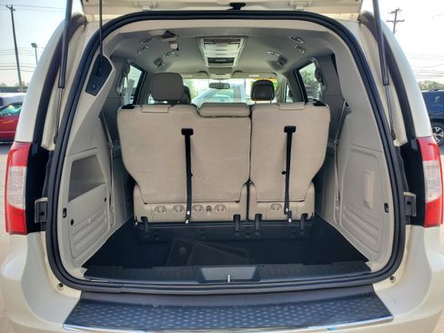 Used 2013 Chrysler Town & Country Touring FWD image 28