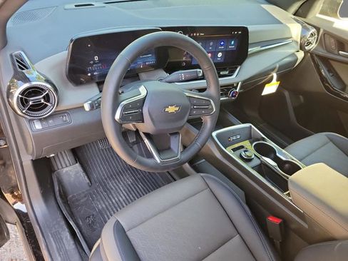 Used 2026 Chevrolet Equinox LT w/ Convenience Package II FWD image 9