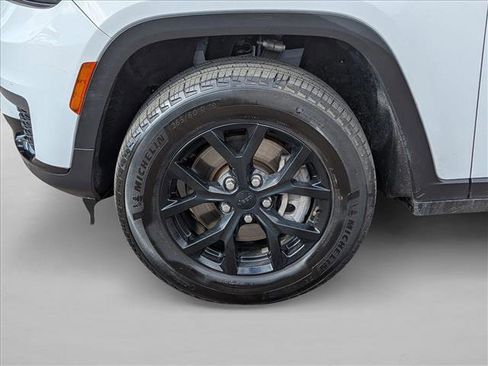 Used 2024 Jeep Grand Cherokee L Laredo image 9
