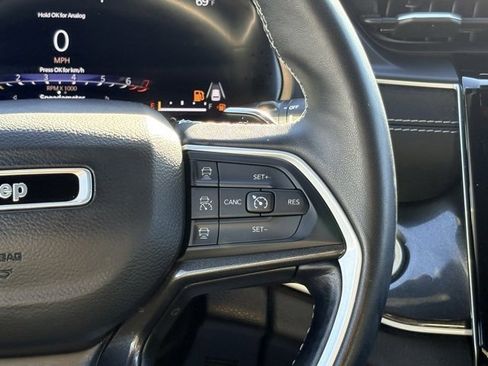 Used 2022 Jeep Grand Cherokee L Laredo image 11