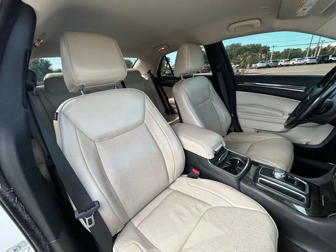 Used 2018 Chrysler 300 Limited RWD image 45