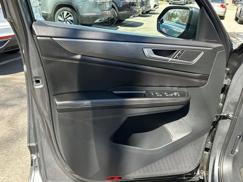 Certified 2025 Volkswagen Atlas Cross Sport SE image 9