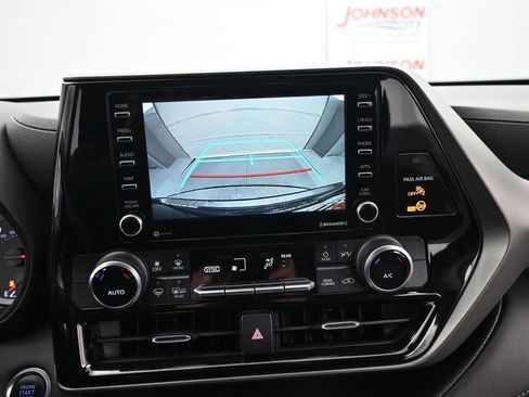 Used 2021 Toyota Highlander L image 19