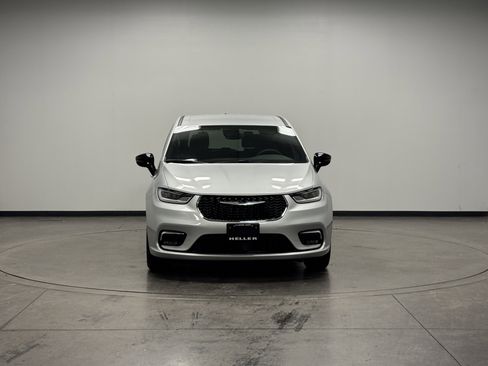 New 2026 Chrysler Pacifica Select image 3