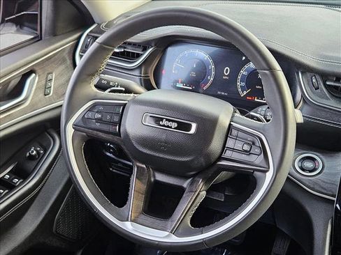 Used 2023 Jeep Grand Cherokee Limited image 11