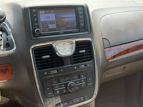 Used 2012 Chrysler Town & Country Touring-L w/ Entertainment Group #2 FWD image 17