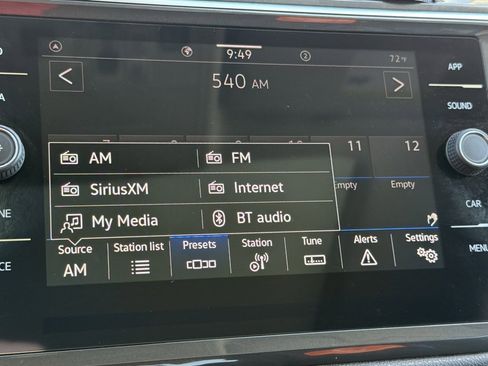 Used 2023 Volkswagen Tiguan SE w/ Panoramic Sunroof Package image 10