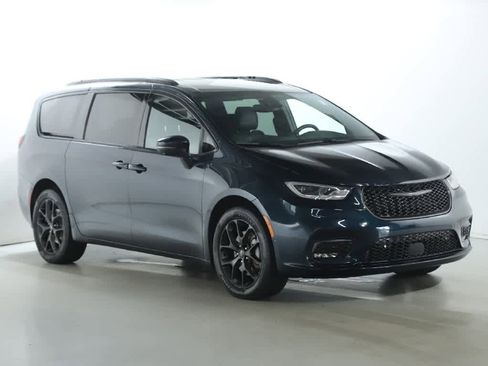 Used 2023 Chrysler Pacifica Touring-L w/ Uconnect Theater Family Group AWD/4WD image 9