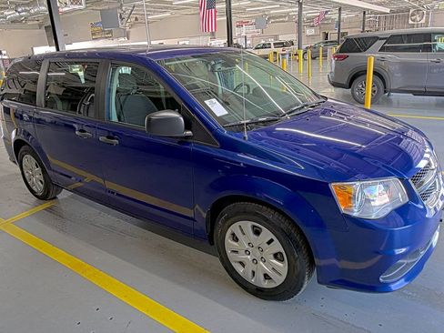 Used 2019 Dodge Grand Caravan SE w/ UConnect Hands-Free Group image 2