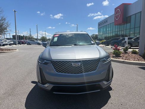 Used 2025 Cadillac XT6 Premium Luxury FWD image 2