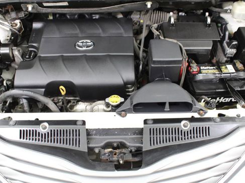 Used 2013 Toyota Sienna XLE image 39