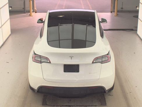 Used 2021 Tesla Model Y Long Range image 12
