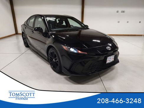 Used 2025 Toyota Camry SE FWD image 1