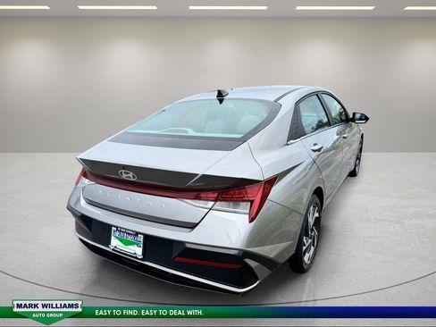 Used 2024 Hyundai Elantra SEL w/ Convenience Package FWD image 4