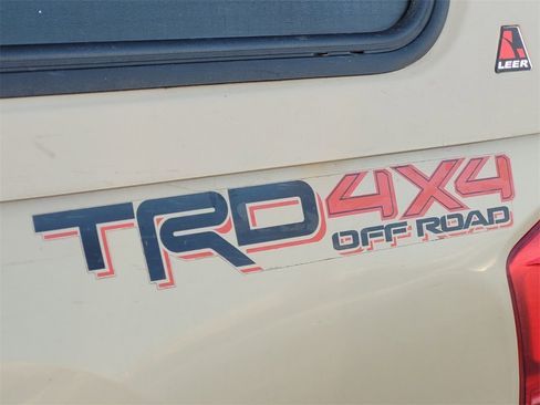 Used 2017 Toyota Tacoma TRD Off-Road image 5