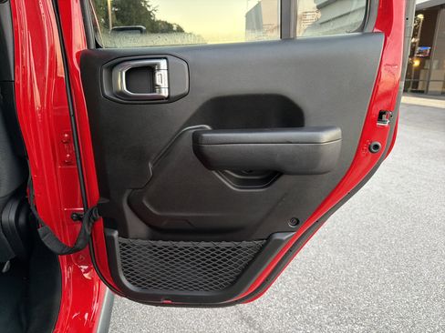 Used 2025 Jeep Wrangler Unlimited Rubicon image 17