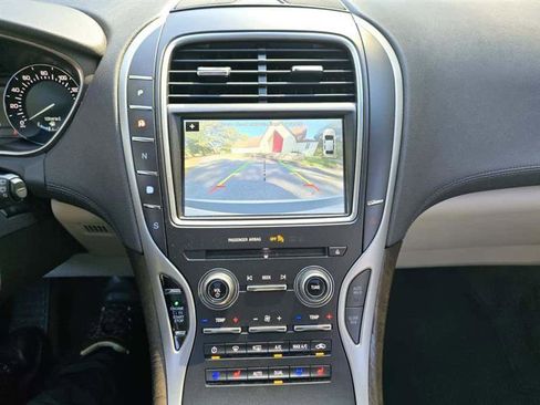 Used 2017 Lincoln MKX Reserve w/ Lincoln MKX Climate Package FWD image 11