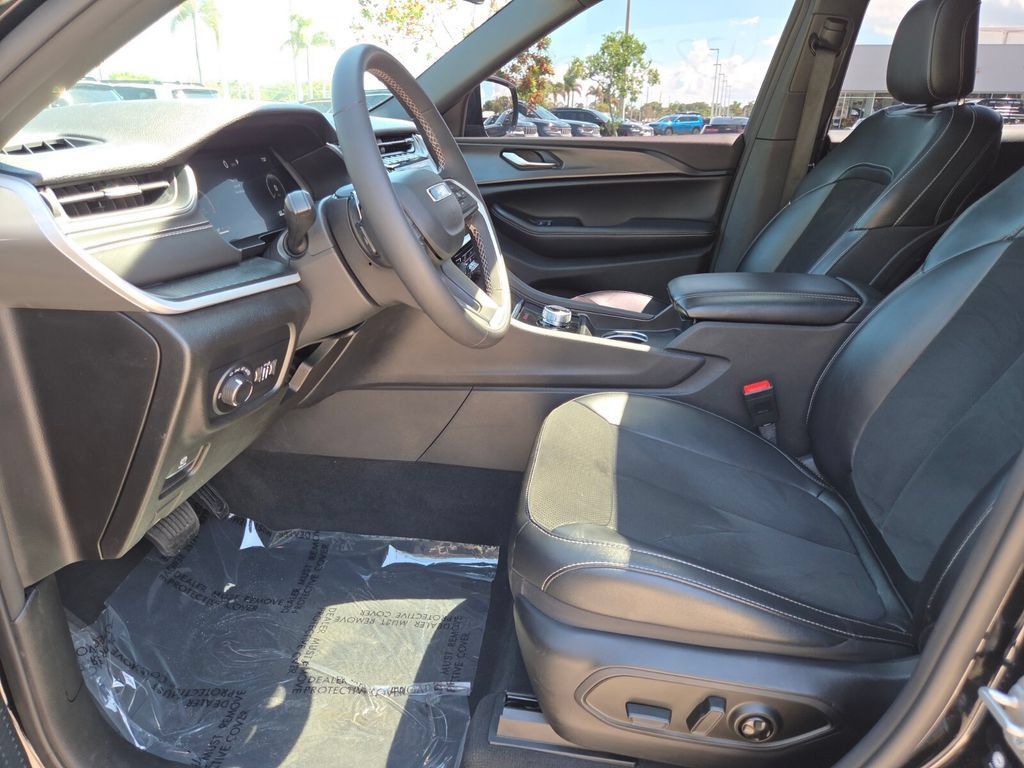 Used 2024 Jeep Grand Cherokee L Altitude AWD/4WD image 30