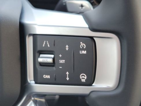 Used 2025 Land Rover Discovery Dynamic SE AWD/4WD image 37