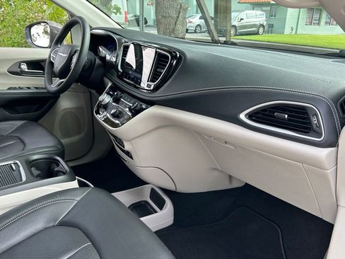 Used 2022 Chrysler Pacifica Touring-L image 33