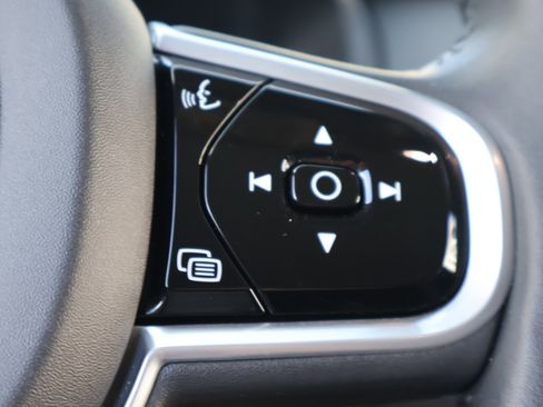 Used 2022 Volvo XC90 T6 Momentum w/ Advanced Package image 26