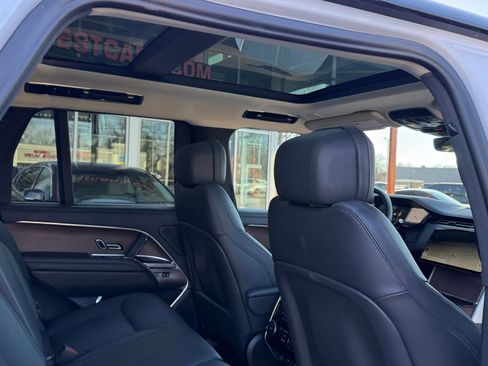Used 2025 Land Rover Range Rover SE image 19
