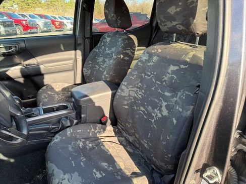 Used 2019 Toyota Tacoma TRD Off-Road w/ Technology Package AWD/4WD image 17