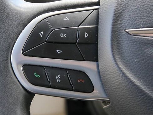 Used 2023 Chrysler Pacifica Touring-L FWD image 32