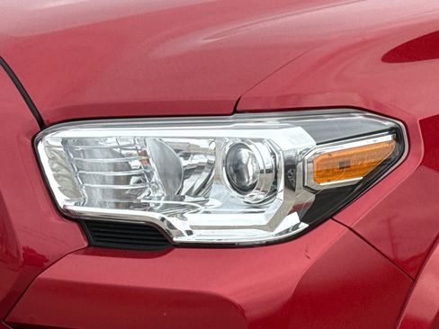 Used 2022 Toyota Tacoma SR5 w/ Technology Package image 4