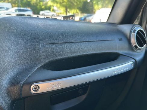 Used 2015 Jeep Wrangler Unlimited Sahara AWD/4WD image 37