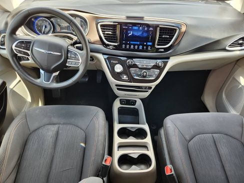 Used 2017 Chrysler Pacifica Touring w/ Tire & Wheel Group FWD image 24