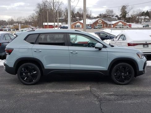 New 2026 Volkswagen Taos SE FWD image 2