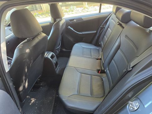 Used 2017 Volkswagen Jetta SE FWD image 8