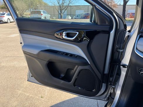 Used 2025 Jeep Compass Limited image 20